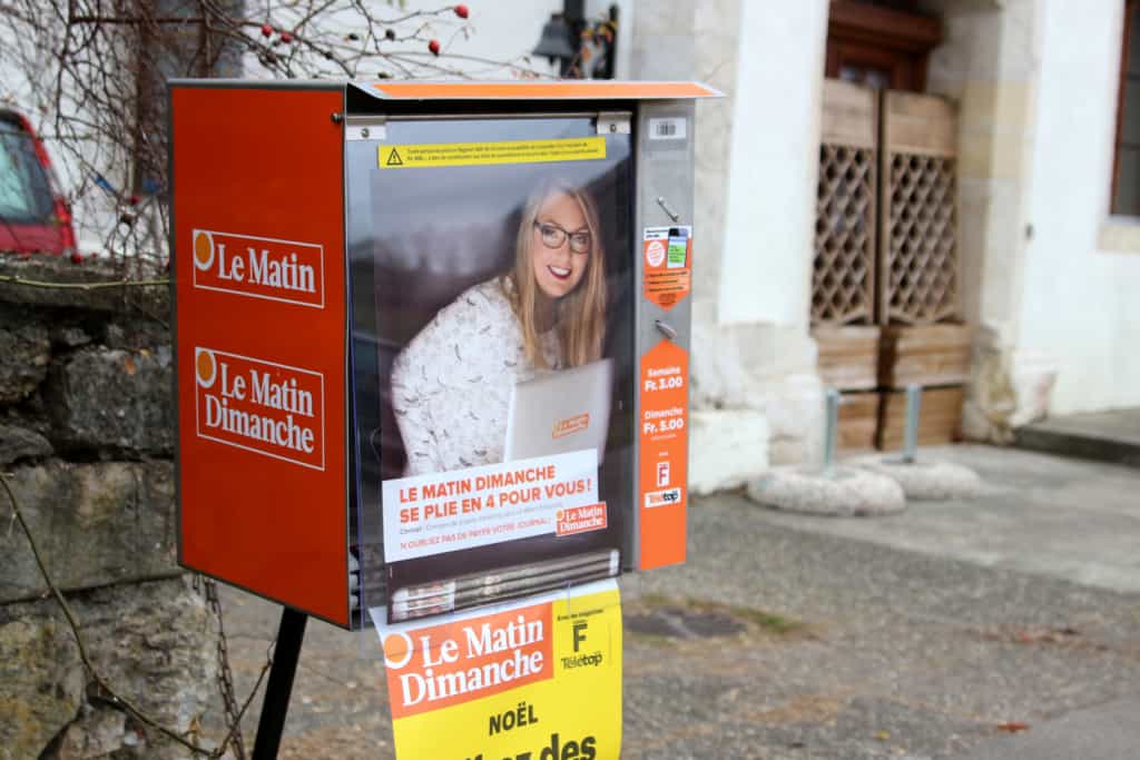 Photo d'une boîte du matin dimanche près d'un petit chemin.