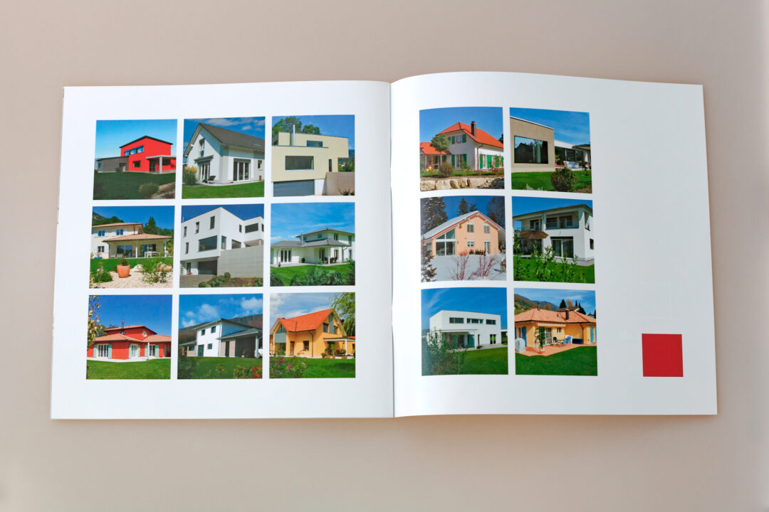 Page de la brochure ou l'on peut voir différentes maisons réalisées par Villatype.
