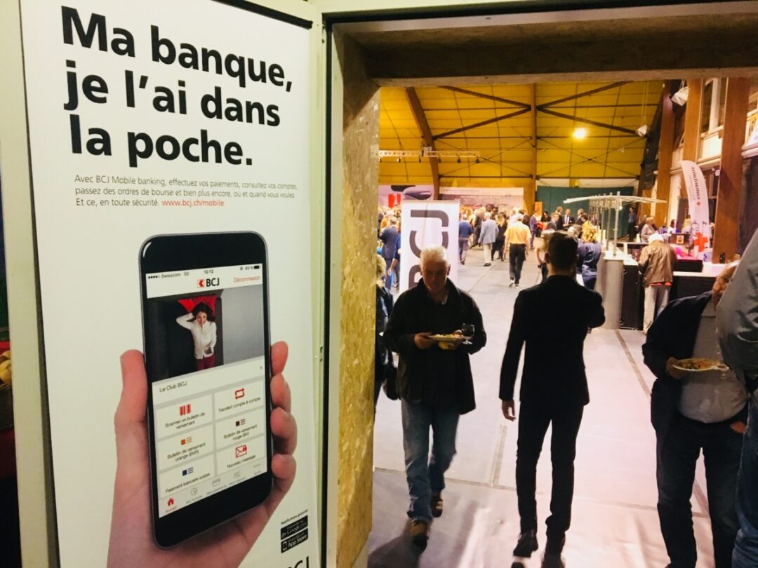 Affiche publicitaire de la BCJ avec écrit "Ma banque dans ma poche.".