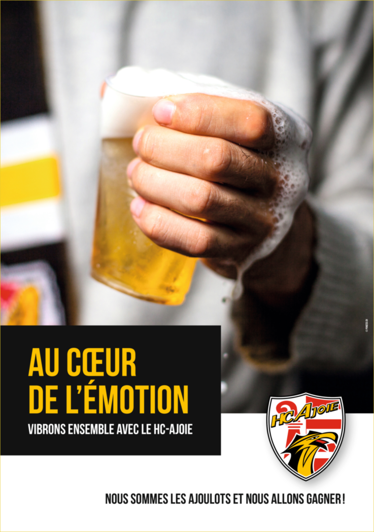 Affiche pour le HC Ajoie sur laquelle figure une main serrant une bière qui déborde.