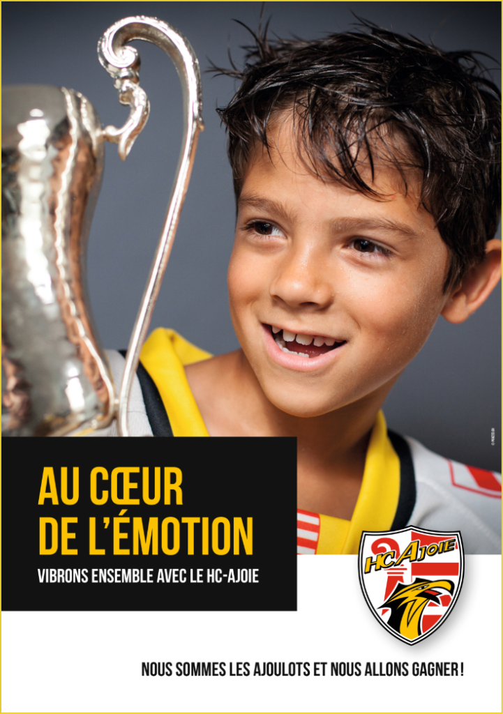 Affiche pour le HC Ajoie sur laquelle figure un enfant portant le maillot du club et tenant une coupe
