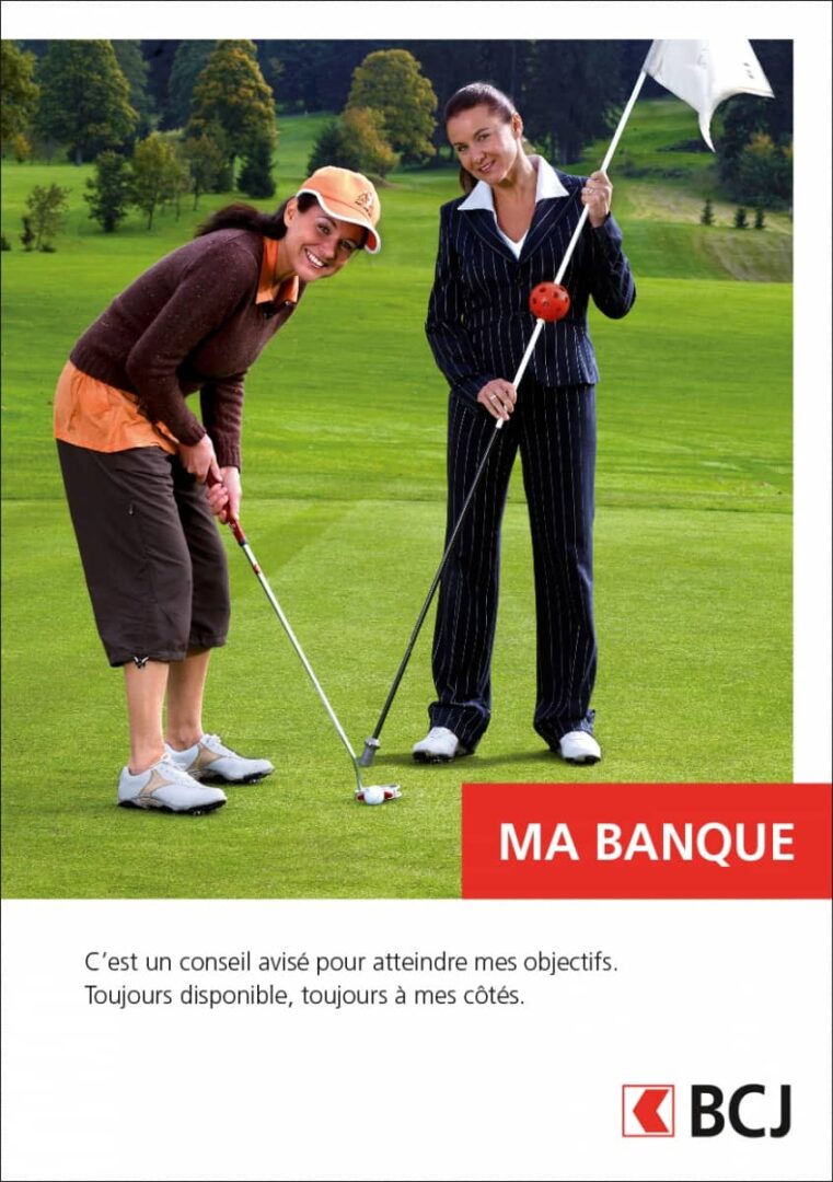 Campagne de pub BCJ. Comédiennes en train de jouer au golf.