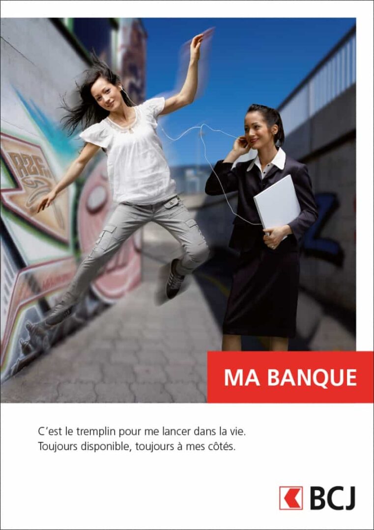 Campagne de pub BCJ. Comédiennes en train de sauter en l'air.