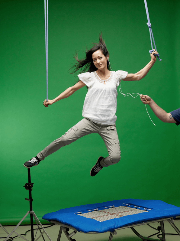 Making-of campagne pub BCJ d'une comédienne sautant sur un trampoling.