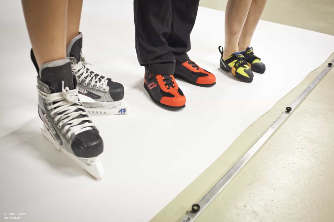 Making-of de la pub de la BCJ, photo des pieds des comédiens avec leurs chaussures de sports respectives(patin à glace, chaussure de vélo trial et chaussure de grimpes).
