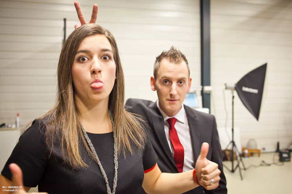 Making-of de la pub BCJ avec deux employés faisant des grimaces.