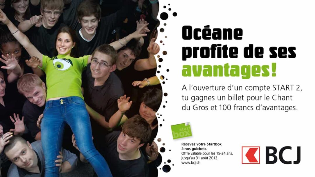 Publicité pour le pack start2 avec Océane portant un t-shirt vert du chant du gros qui est allongé sur de gens qui la tienne en hauteur.