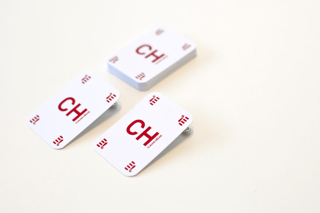 3 carte de dos avec comme image l'écriture "CH".
