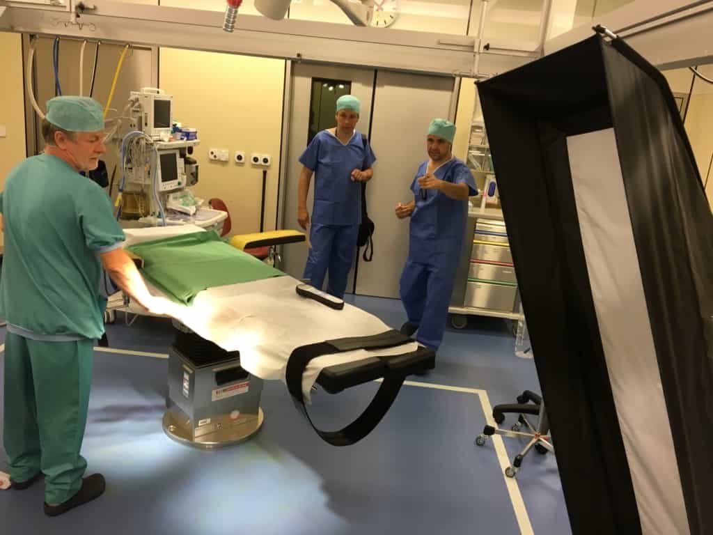 Photo dans une salle d'opération où l'on peut voir 2 médecins.