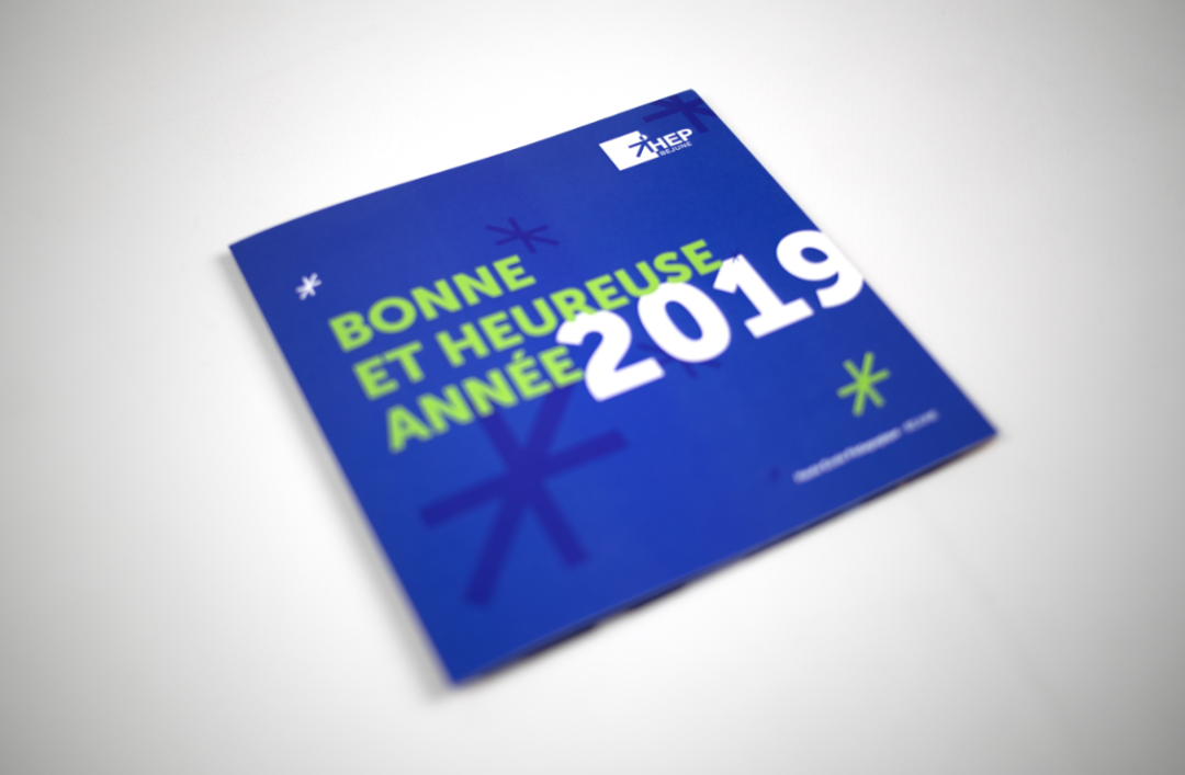 Couverture bleue de la carte de voeux de la HEP-BEJUNE où figure le texte bonne et heureuse année 2019