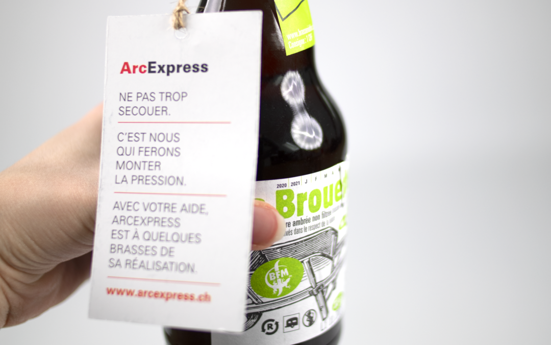 Verso de l'étiquette ArcExpress accrochée à une bière des Franches-Montagnes