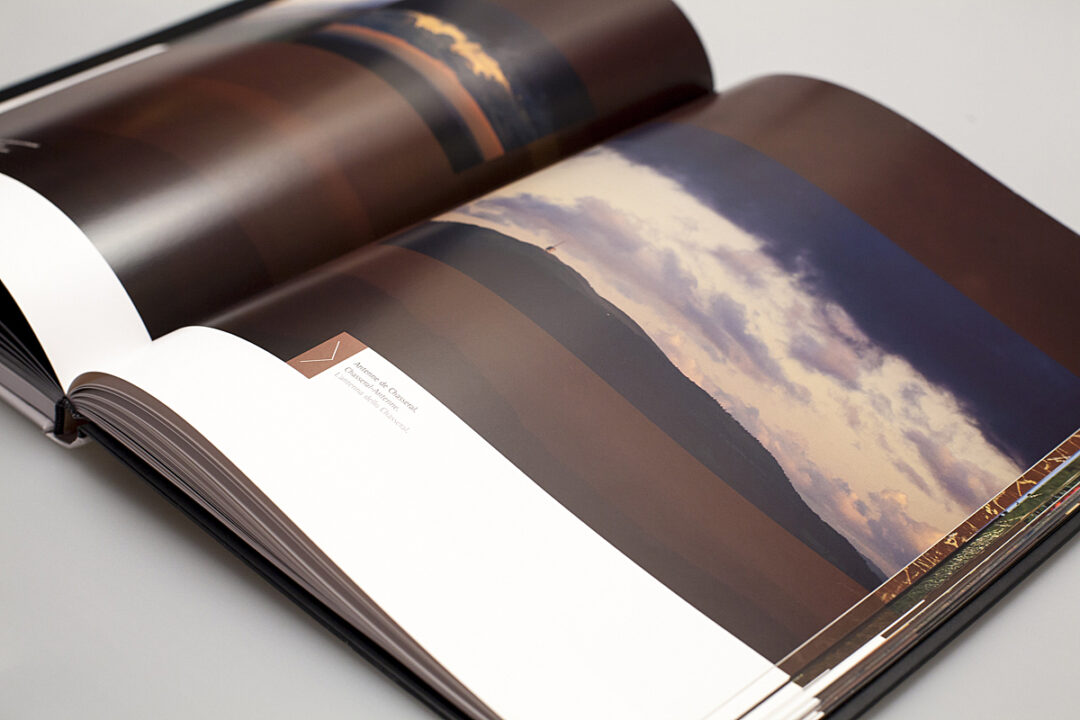 Page du livre avec comme image de fond un couché de soleil sur une colline.