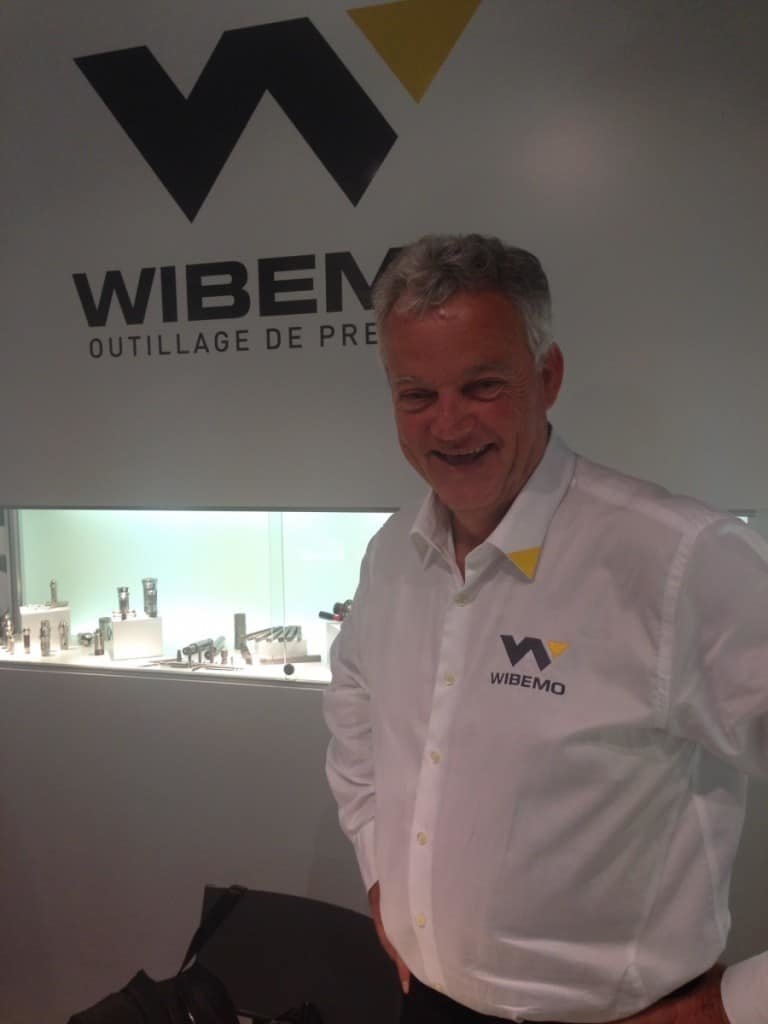 SIAMS 2014, employé Wibemo portant une chemise avec le logo de l'entreprise.
