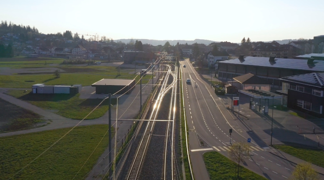 Aperçu de la vidéo pour ArcExpress présentant une vue plongeante sur les voies de chemins de fer