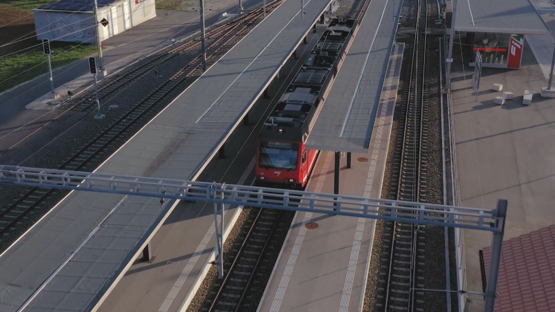 Aperçu de la vidéo pour ArcExpress présentant un train des Chemins de fer du Jura à quai