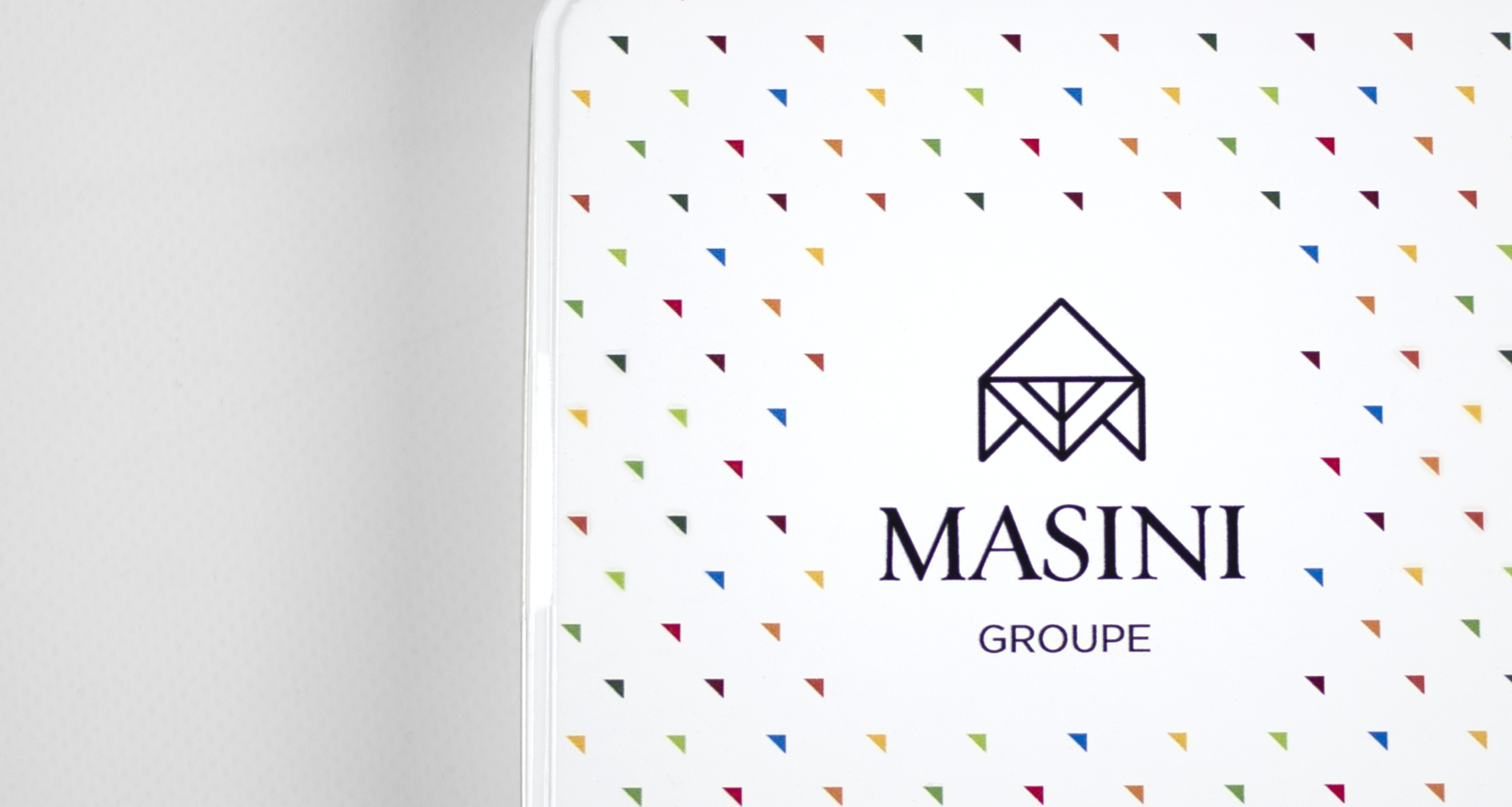 Détail de la boîte de chocolats présentant le logo de Masini Groupe et le motif en triangle
