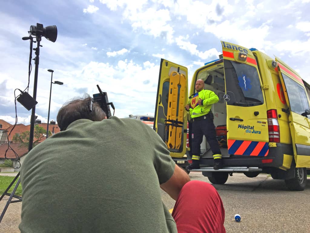 Prise de photo d'un ambulancier déguisé en superman.