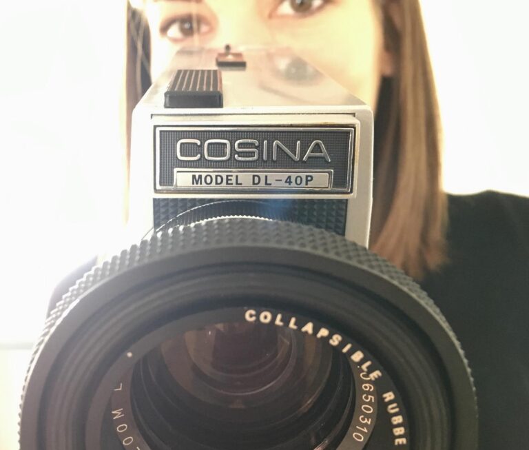 Collaboratrice Pomzed qui film avec une caméra super 8