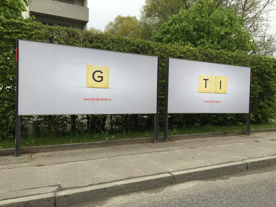 Deux affiches dans la rue avec la lettre "G" sur l'un, et les lettres "TI" sur l'autre.
