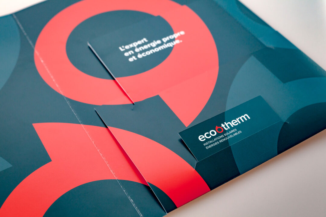 Catalogue, carte et porte document pour eco6therm, l'expert en énergie propre et économique. Vu de côté.