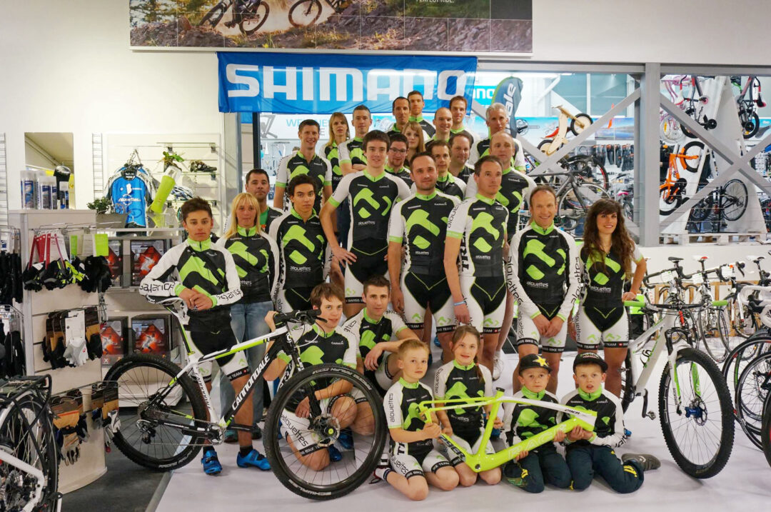 Photo de groupe avec des personnes portant des habits de sport Alouettes Cycles.