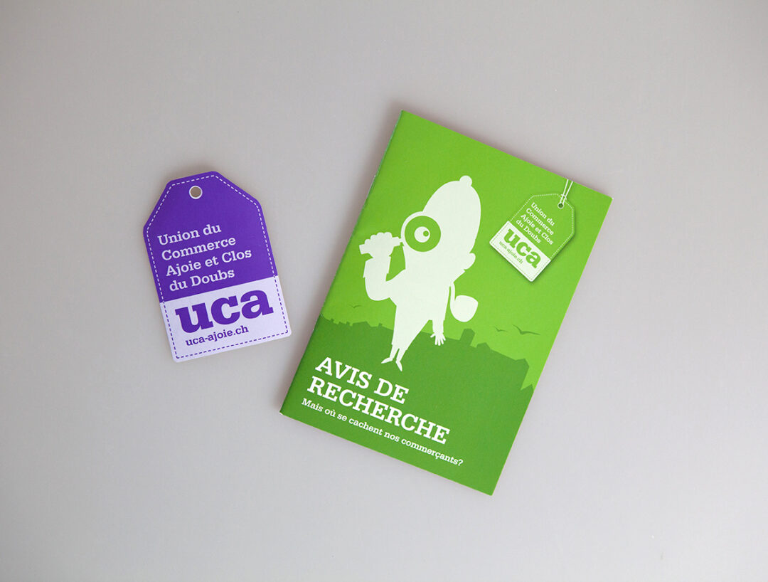 Étiquette UCA violette à côté d'un livret UCA ayant pour titre "Avis de recherche".
