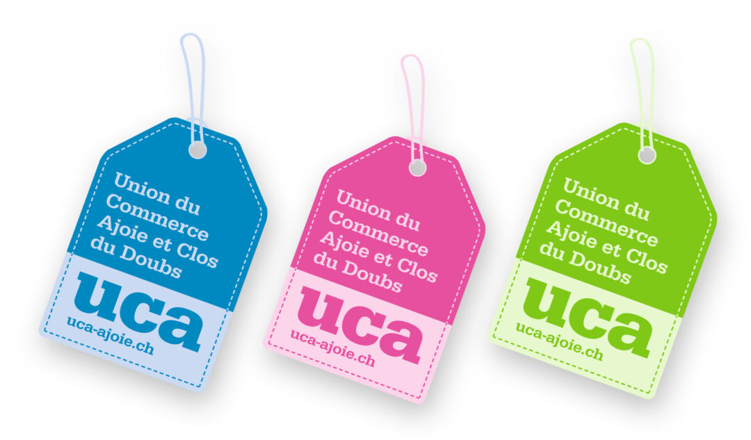 Trois étiquettes UCA aux couleurs bleu, rose et verte.