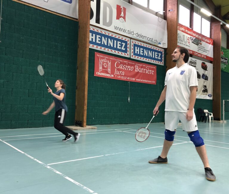 L'équipe Pomzed fait du badminton à la Croisée des Loisirs à Delémont