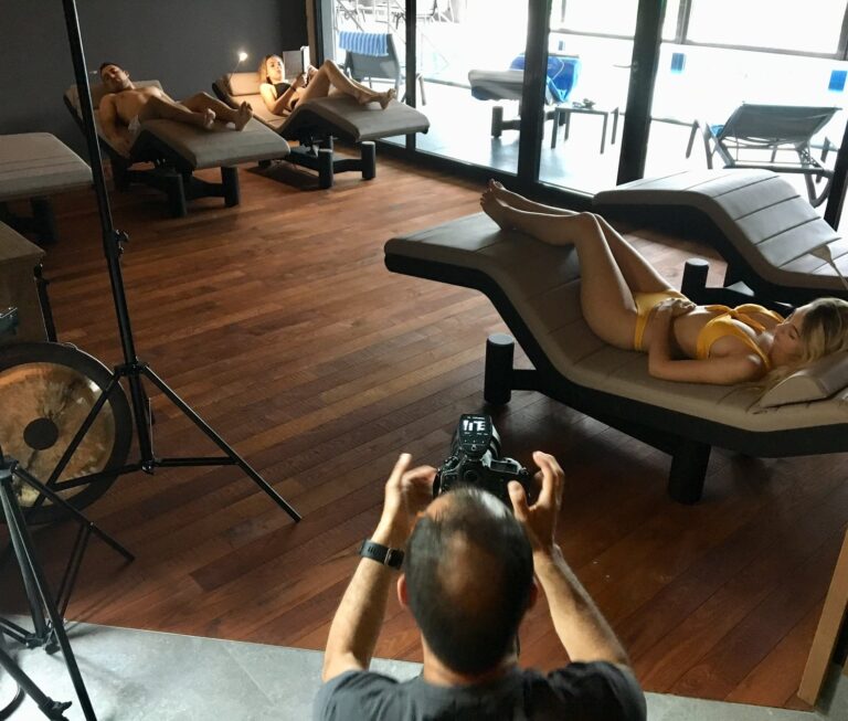 Shooting photo Aquavirat dans une salle avec des fauteuils relaxant.