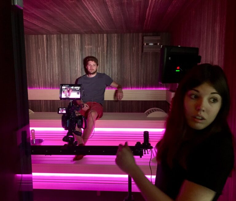 Shooting photo dans le sauna avec les collaborateurs Quentin Chèvre et Aurélie Gogniat.